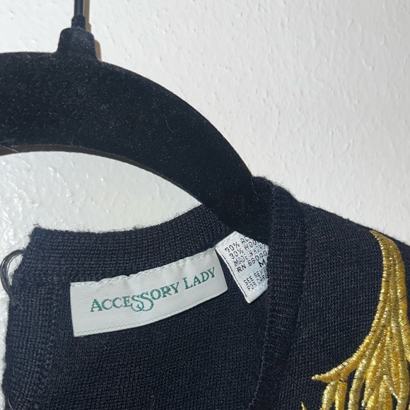 Vintage black top with gold design - Picture 2 of 2